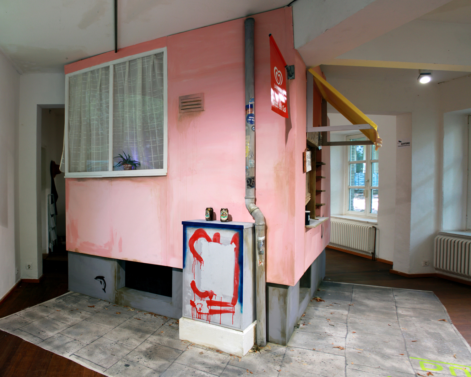 Installationsansicht Gabi Blum, Dreckige Ecke & the fabulous Trafo Bar